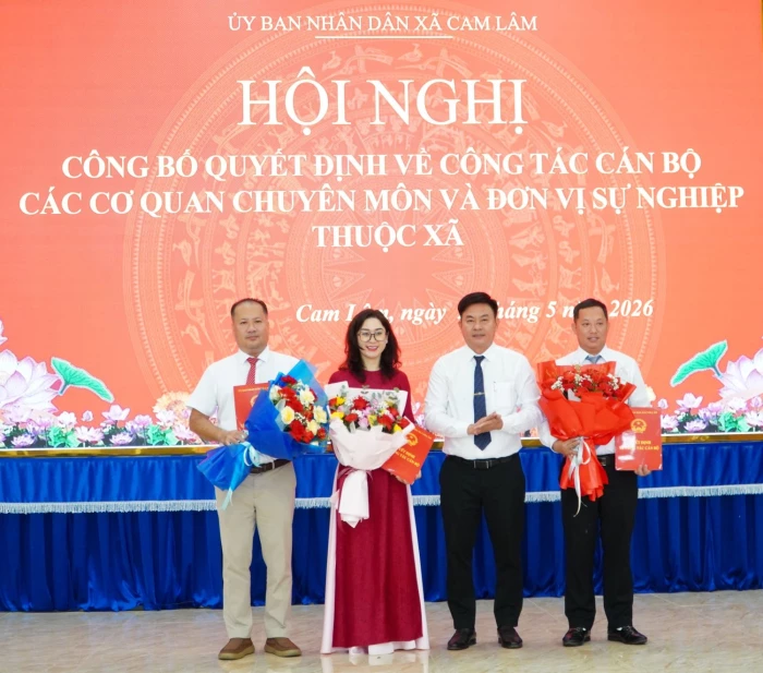 UBND xã Cam Lâm công bố quyết định về công tác cán bộ