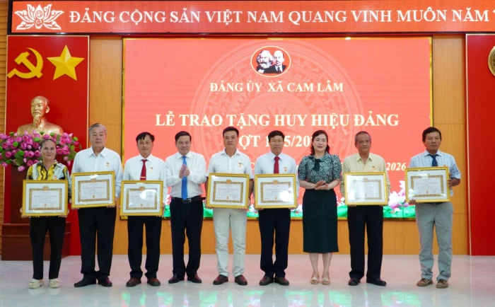 Đảng ủy xã Cam Lâm trao Huy hiệu Đảng đợt 19-5 cho 19 đảng viên