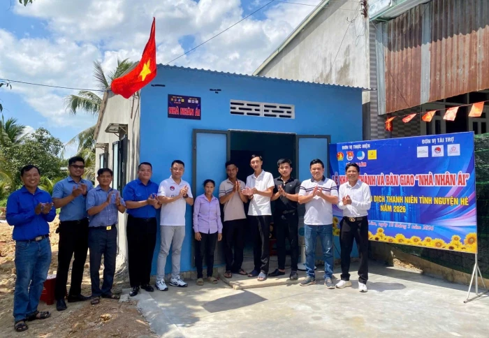 Đoàn xã Cam Lâm bàn giao "Nhà nhân ái" cho gia đình có hoàn cảnh khó khăn