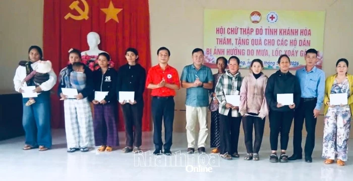 Trao tặng 60 triệu đồng hỗ trợ các hộ bị ảnh hưởng do lốc xoáy ở xã Anh Dũng