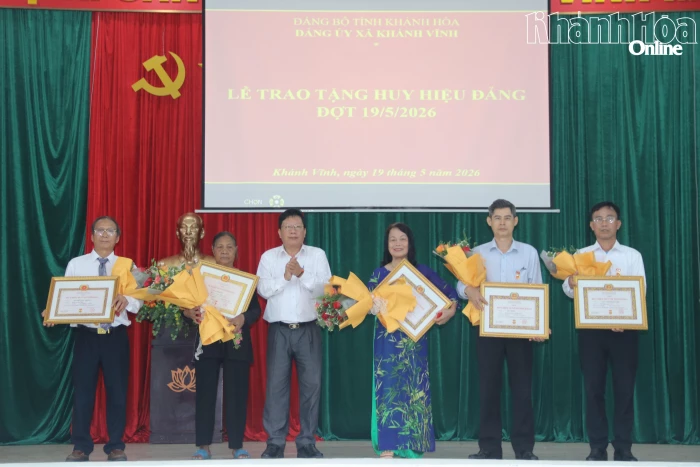 Đảng ủy xã Khánh Vĩnh trao Huy hiệu Đảng đợt 19-5 cho 6 đảng viên