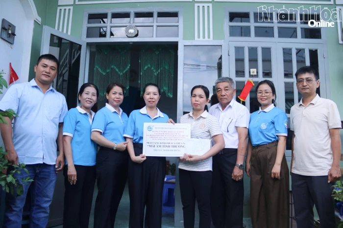 Hội Liên hiệp Phụ nữ phường Tây Nha Trang trao kinh phí sửa chữa nhà cho hội viên