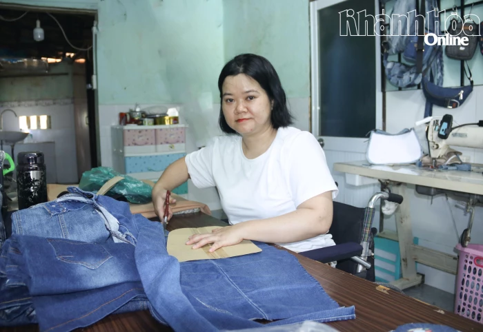 Làm túi xách handmade từ vải jean tái chế