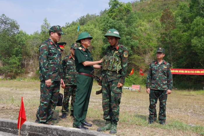Lãnh đạo Bộ Chỉ huy Quân sự tỉnh Khánh Hòa kiểm tra, động viên chiến sĩ mới