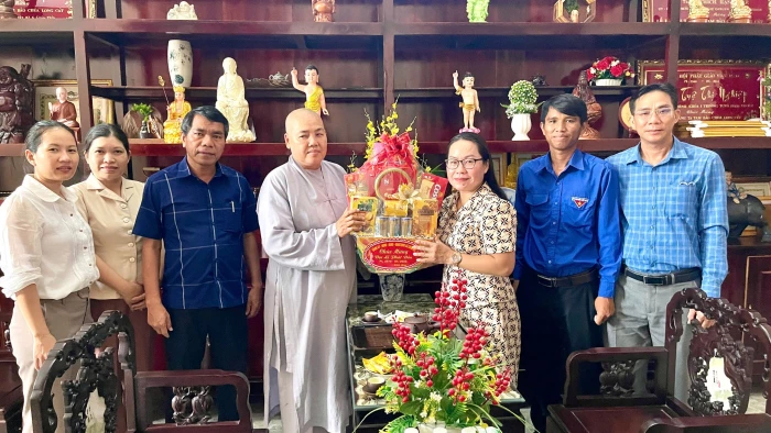 Lãnh đạo xã Công Hải thăm, chúc mừng cơ sở Phật giáo nhân dịp Lễ Phật đản