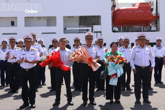 Đoàn công tác số 15 thăm, tặng quà quân dân đặc khu Trường Sa và nhà giàn DK1