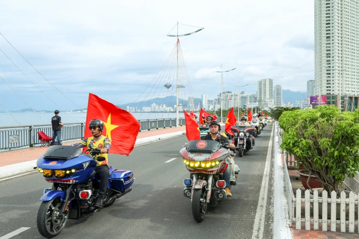 Chiêm ngưỡng hơn 1.200 mô tô phân khối lớn diễu hành khuấy động đường phố Nha Trang