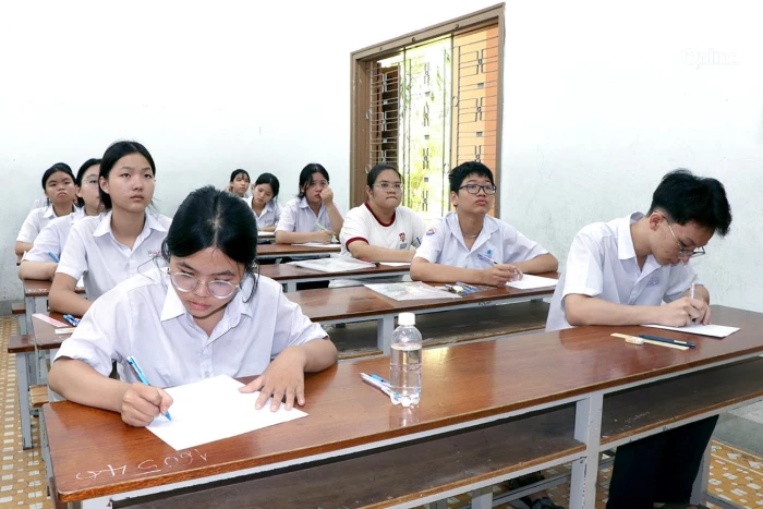 Hơn 24.800 thí sinh Khánh Hòa bước vào môn thi đầu tiên kỳ thi tuyển sinh vào lớp 10
