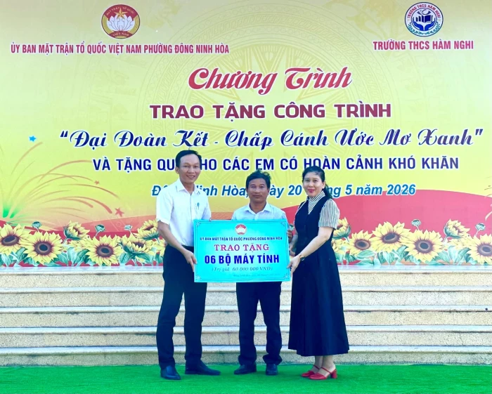 Phường Đông Ninh Hòa tặng 6 bộ máy tính cho Trường THCS Hàm Nghi