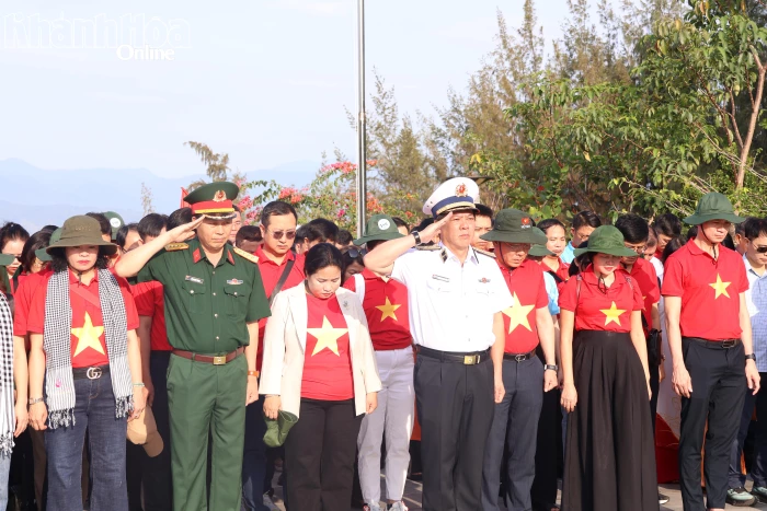 Đoàn công tác số 15 đi thăm quần đảo Trường Sa dâng hương tưởng niệm các chiến sĩ Gạc Ma