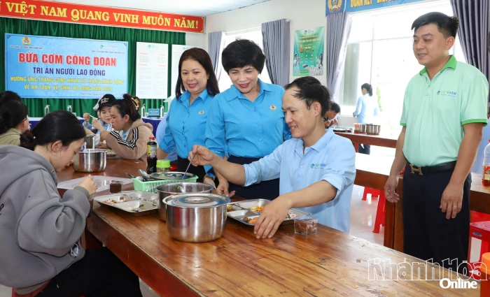 Tổ chức “Bữa cơm công đoàn” cho 450 công nhân Công ty Cổ phần Thực phẩm Cánh Đồng Việt