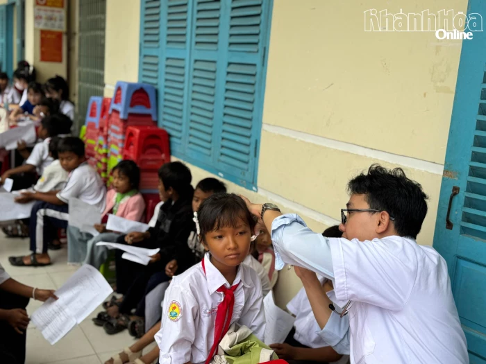 Khám bệnh, cấp phát thuốc miễn phí cho 300 học sinh phường Ba Ngòi