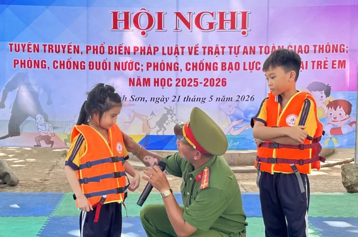 Xã Khánh Sơn: Phổ biến pháp luật về trật tự an toàn giao thông cho học sinh