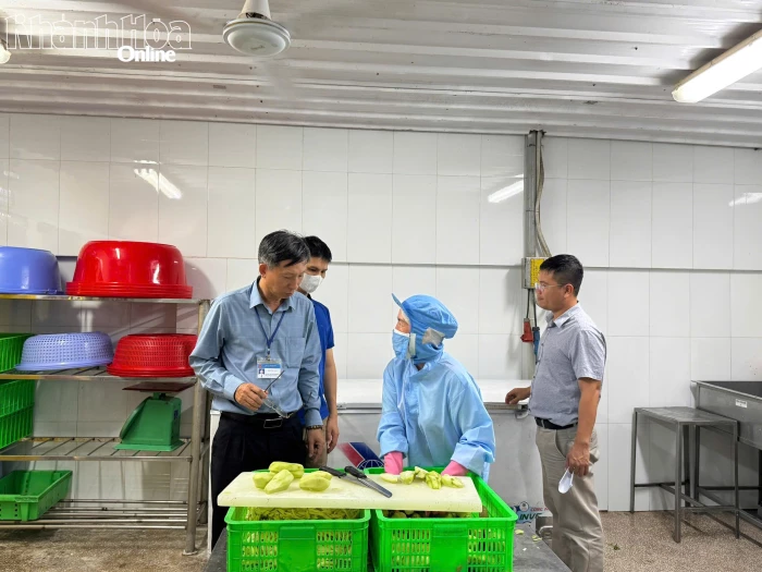 Kiểm tra an toàn thực phẩm tại bếp ăn tập thể của các doanh nghiệp