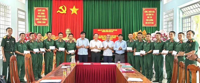Lãnh đạo phường Đông Ninh Hòa thăm, động viên chiến sĩ mới năm 2026