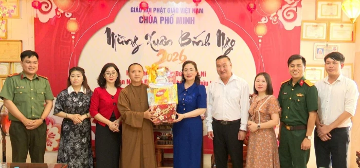 Xã Cam Lâm thăm, tặng quà các cơ sở Phật giáo