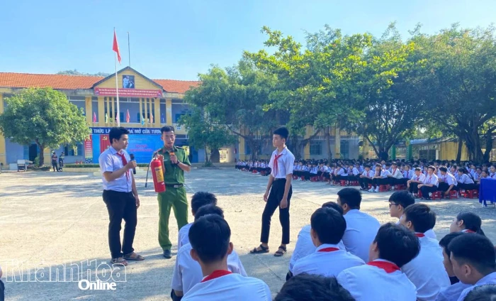 Hơn 1.300 giáo viên, học sinh trải nghiệm kỹ năng phòng cháy, chữa cháy