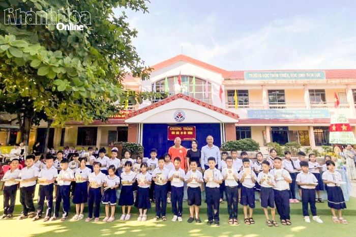 Hội Nông dân xã Diên Khánh tặng 13.000 cuốn vở và 5.200 cây bút cho học sinh