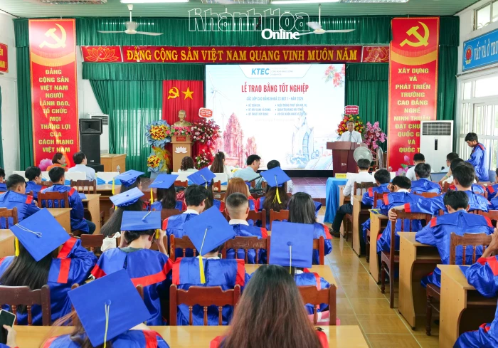 Trường Cao đẳng Công nghệ - Năng lượng Khánh Hòa trao bằng tốt nghiệp cho 72 sinh viên