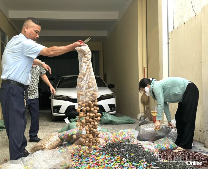 Tiêu hủy 220kg thực phẩm không rõ nguồn gốc