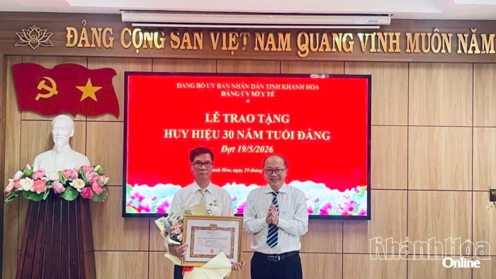 Đảng ủy Sở Y tế trao Huy hiệu 30 năm tuổi Đảng cho 1 đảng viên