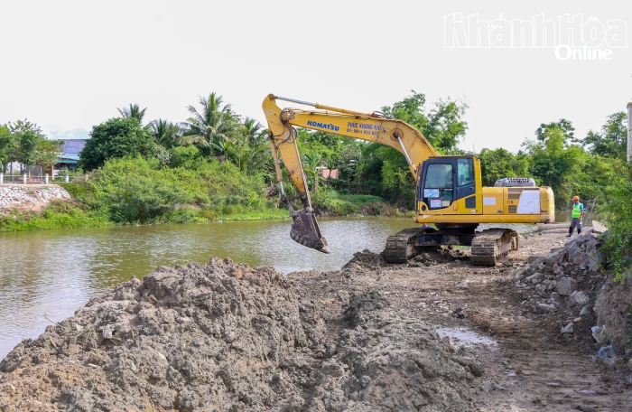 Xây dựng kè chống sạt lở sông Lốt