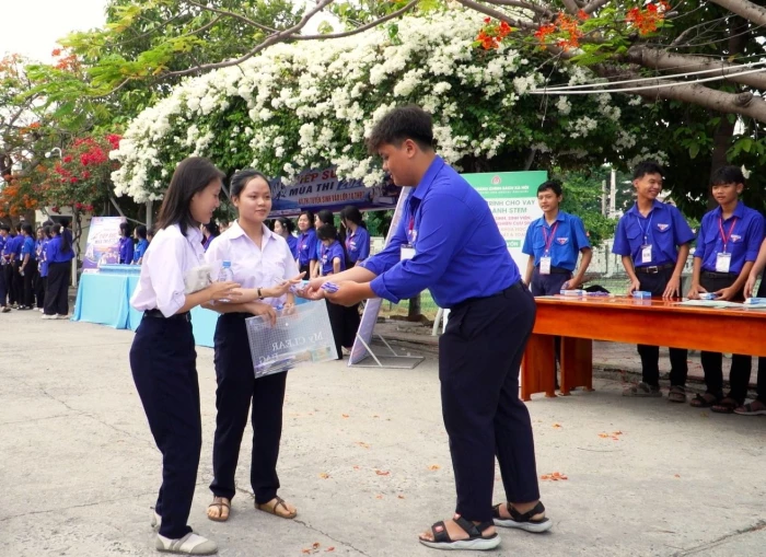 60 tình nguyện viên Đoàn phường Cam Ranh tham gia tiếp sức mùa thi
