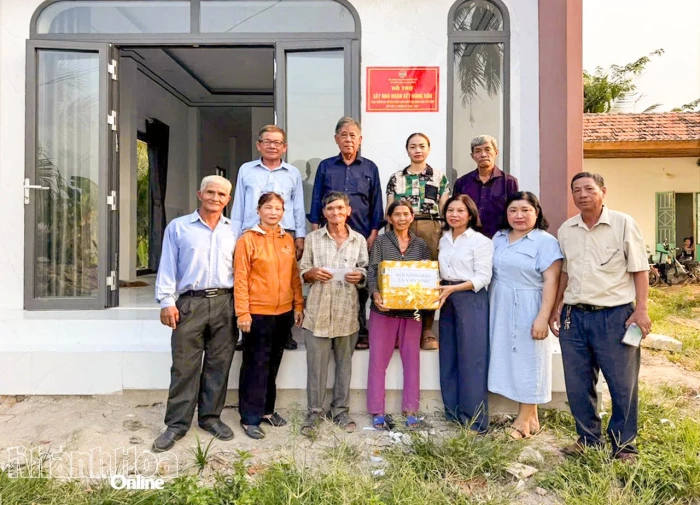 Hội Nông dân xã Vạn Ninh trao nhà cho hội viên khó khăn