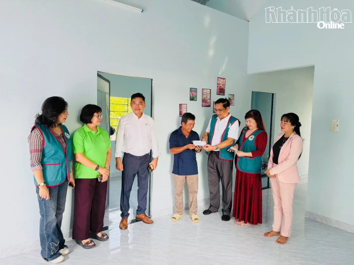 Bàn giao “Ngôi nhà nhân ái” cho hộ nghèo xã Trung Khánh Vĩnh