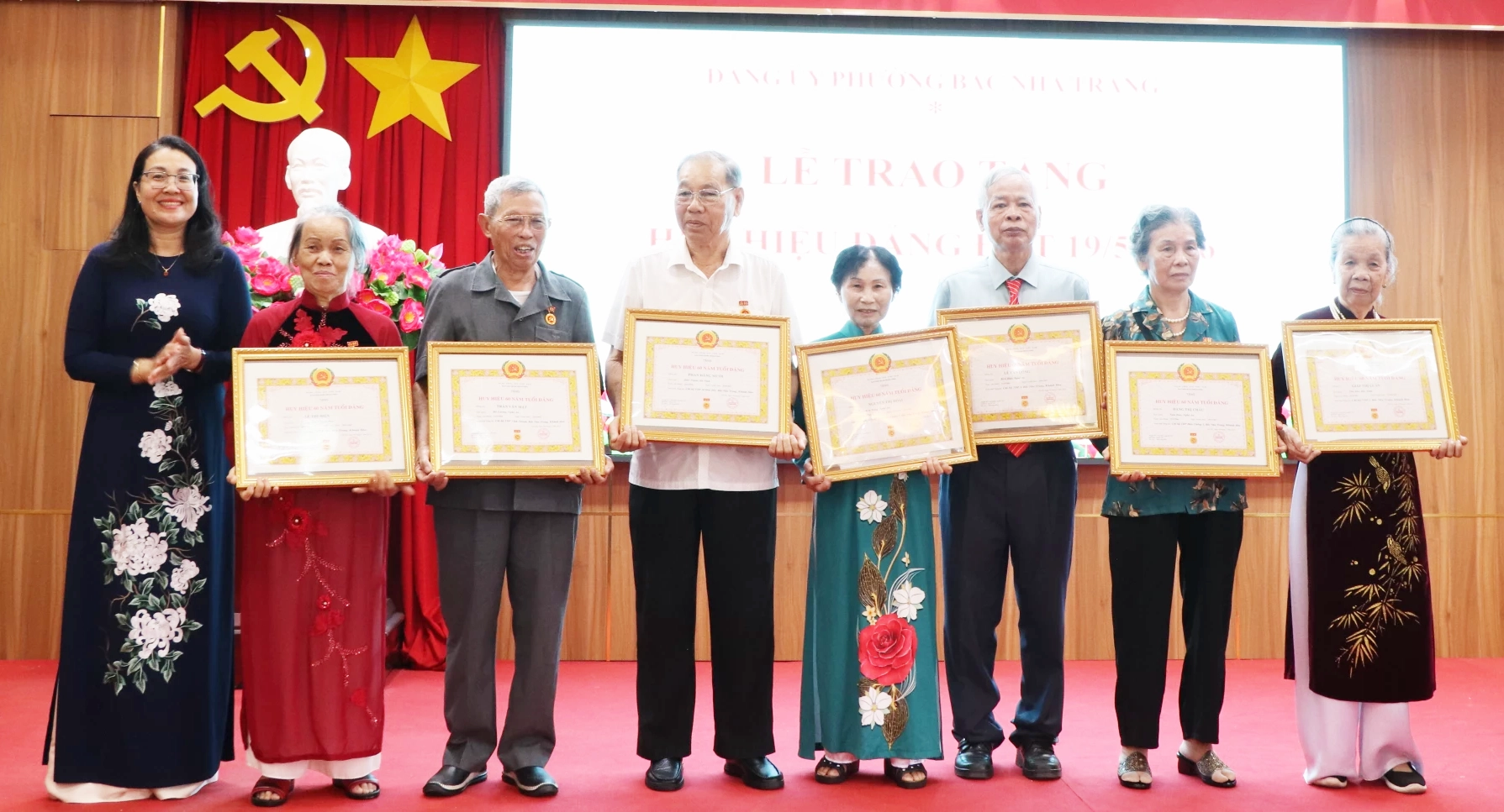Đảng bộ phường Bắc Nha Trang có 72 đảng viên được trao Huy hiệu Đảng đợt 19-5