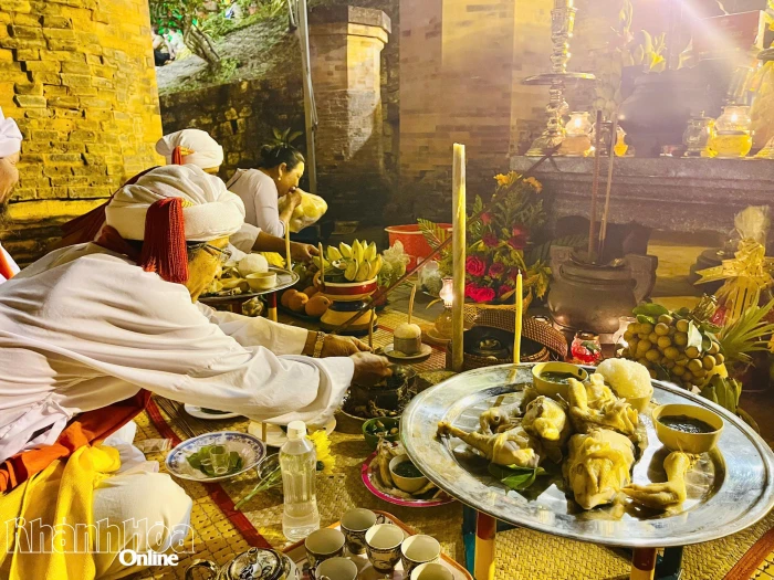 Linh thiêng lễ cầu an của đồng bào Chăm tại Tháp Bà Pô Nagar