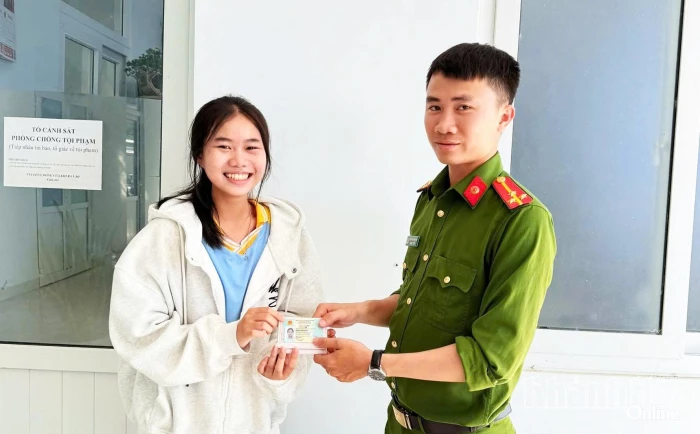 Nhặt được ví tiền, 2 học sinh lớp 9 trả lại người mất