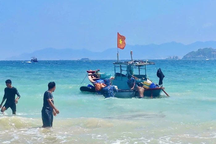 Tiểu đoàn 458 hỗ trợ ghe cá gặp nạn trên biển
