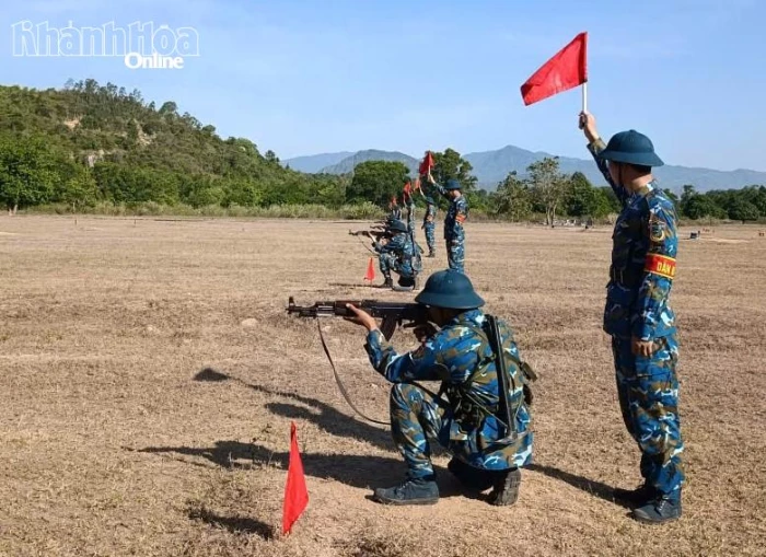 Chiến sĩ mới Trung đoàn 274 thực hành kiểm tra “3 tiếng nổ”