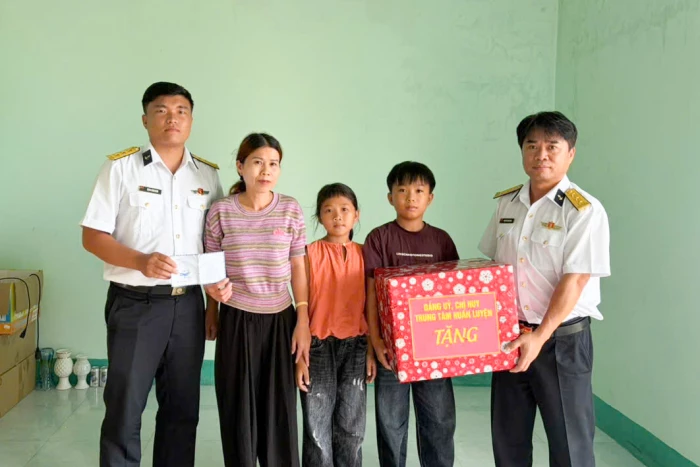Trung tâm Huấn luyện Vùng 4 Hải quân tặng quà con ngư dân nhận đỡ đầu