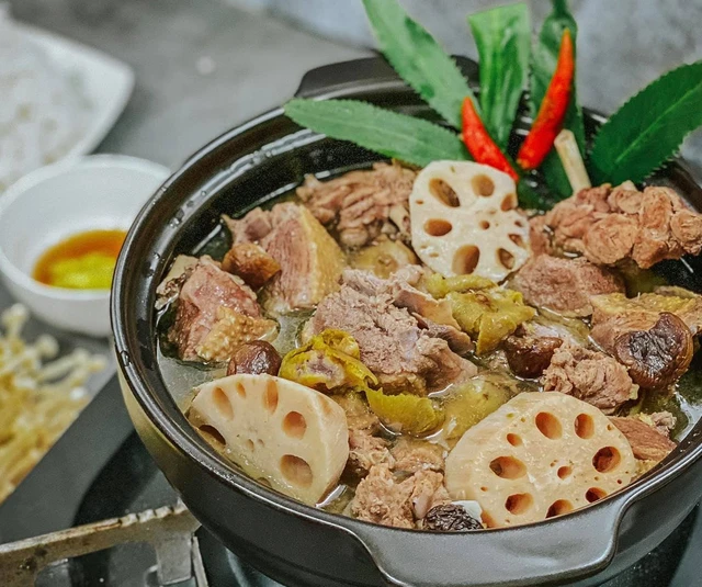 Món Vịt om sấu nấu củ sen ngon