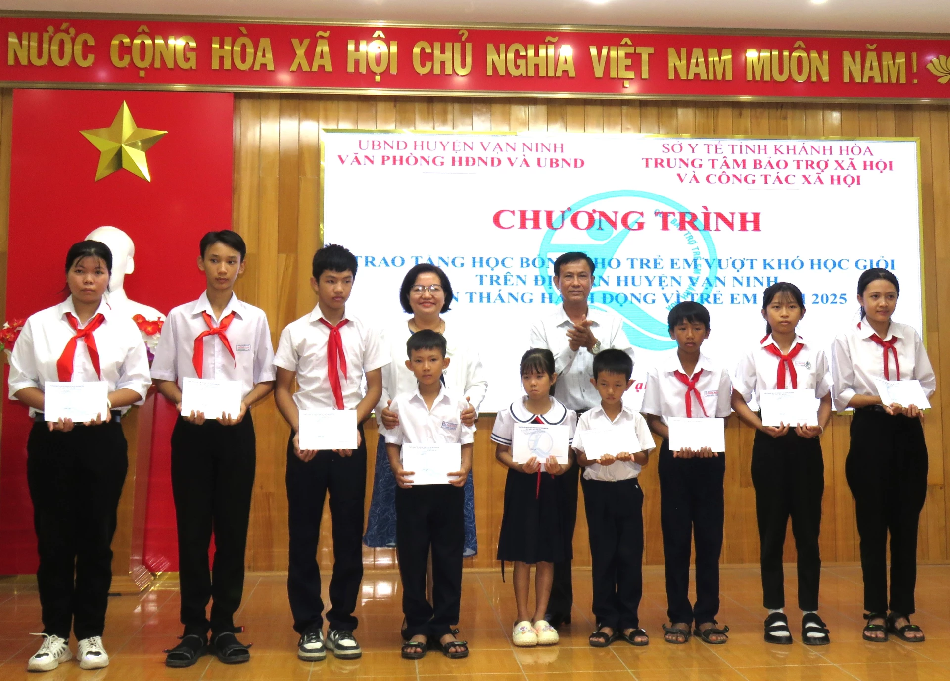 Trao tặng học bổng cho trẻ em vượt khó học giỏi huyện Vạn Ninh