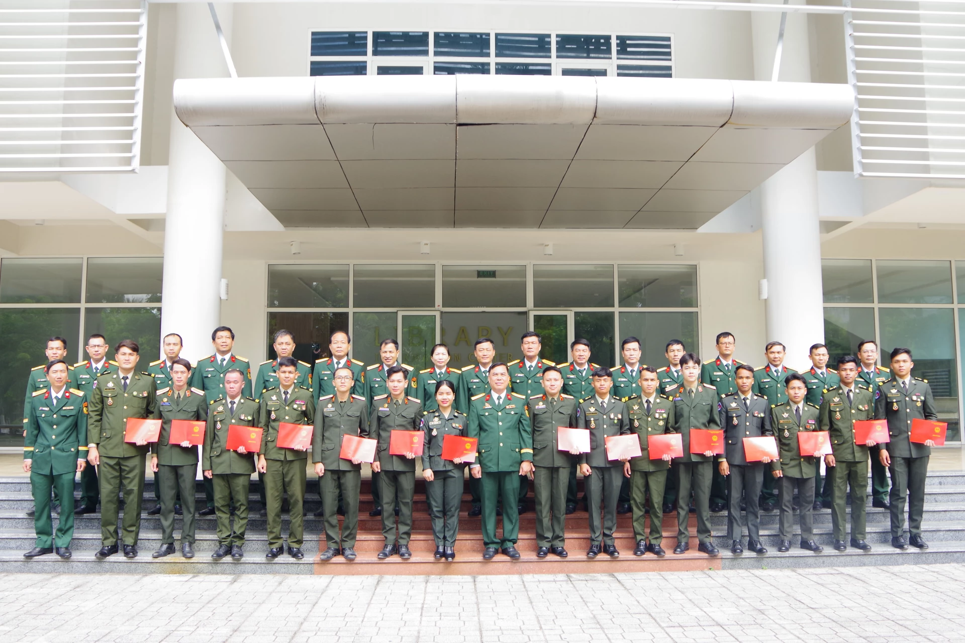 Trường Sĩ quan Thông tin tổ chức lễ tốt nghiệp các khóa đào tạo học viên nước ngoài