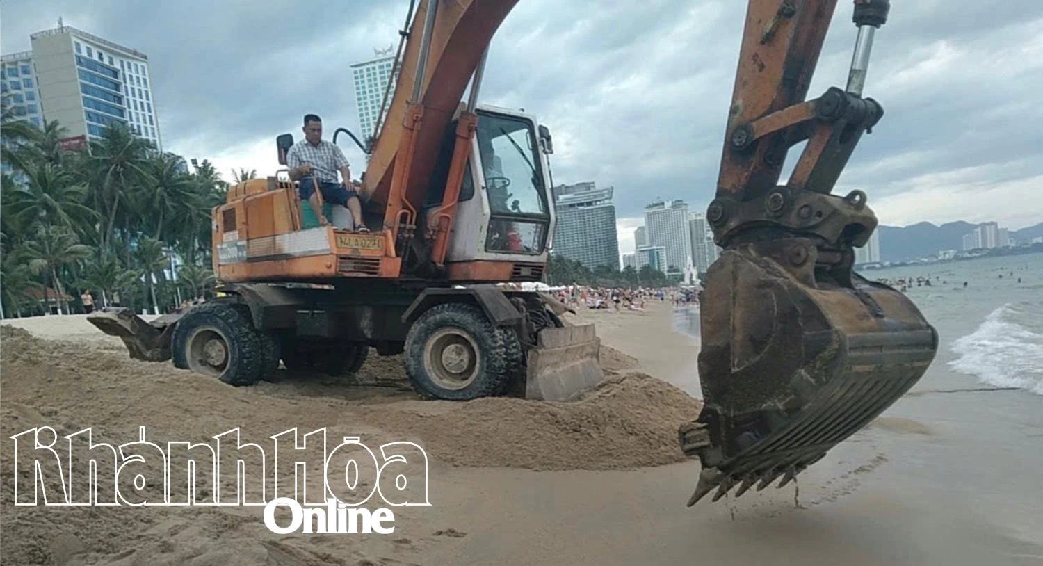 Trục vớt sà lan bị vùi lấp dưới cát ở khu vực biển Nha Trang