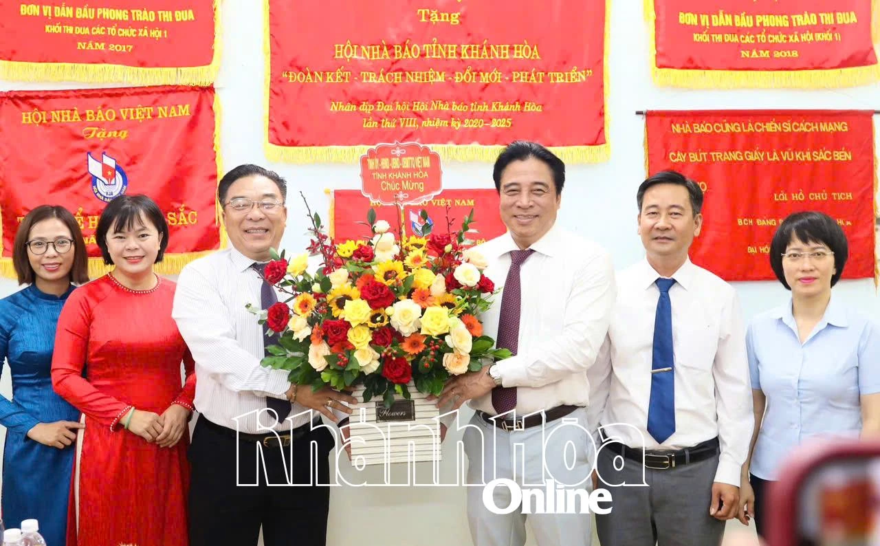 Phó Bí thư Thường trực Tỉnh ủy Nguyễn Khắc Toàn thăm, chúc mừng các cơ quan báo chí