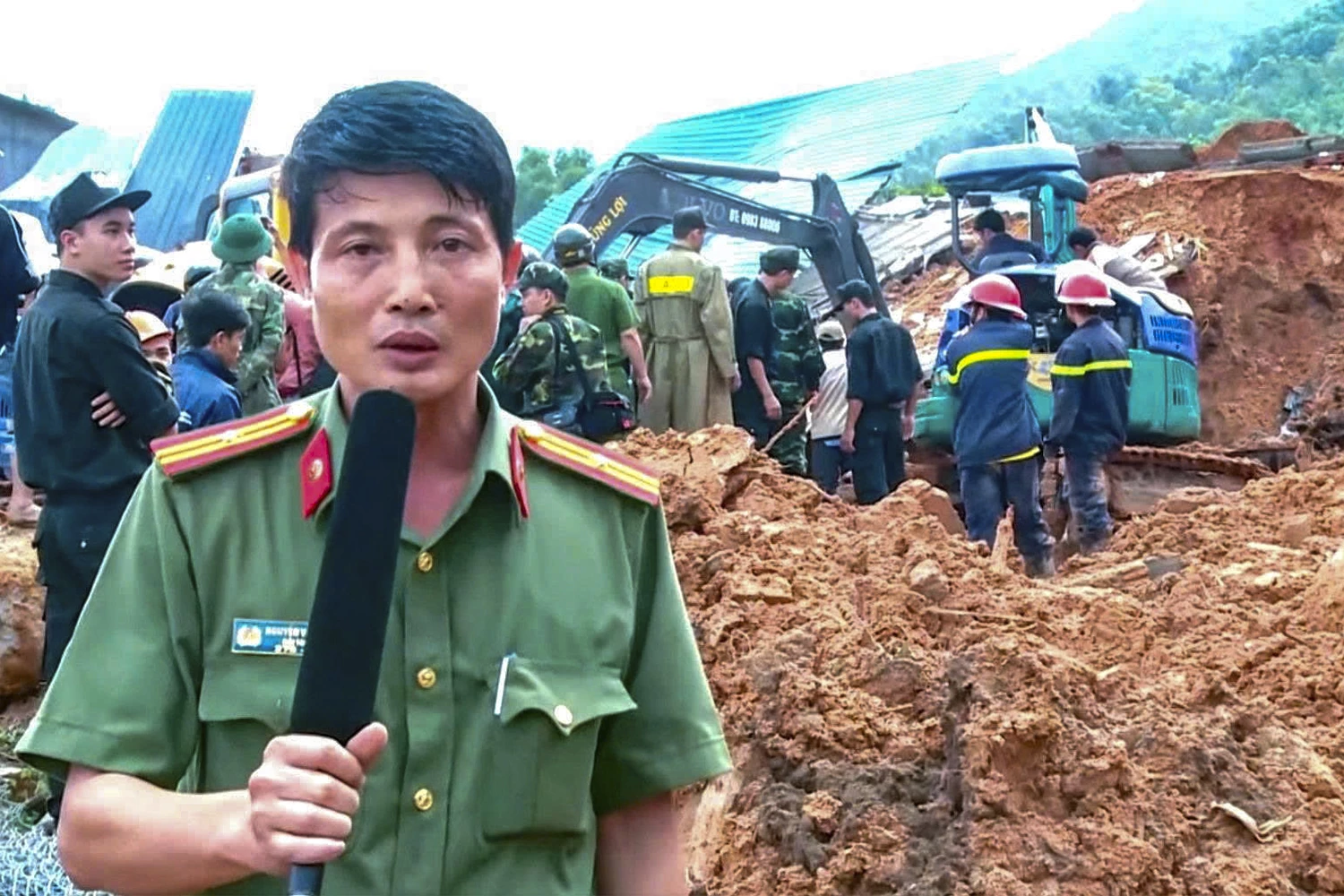 Những người làm báo mang quân hàm