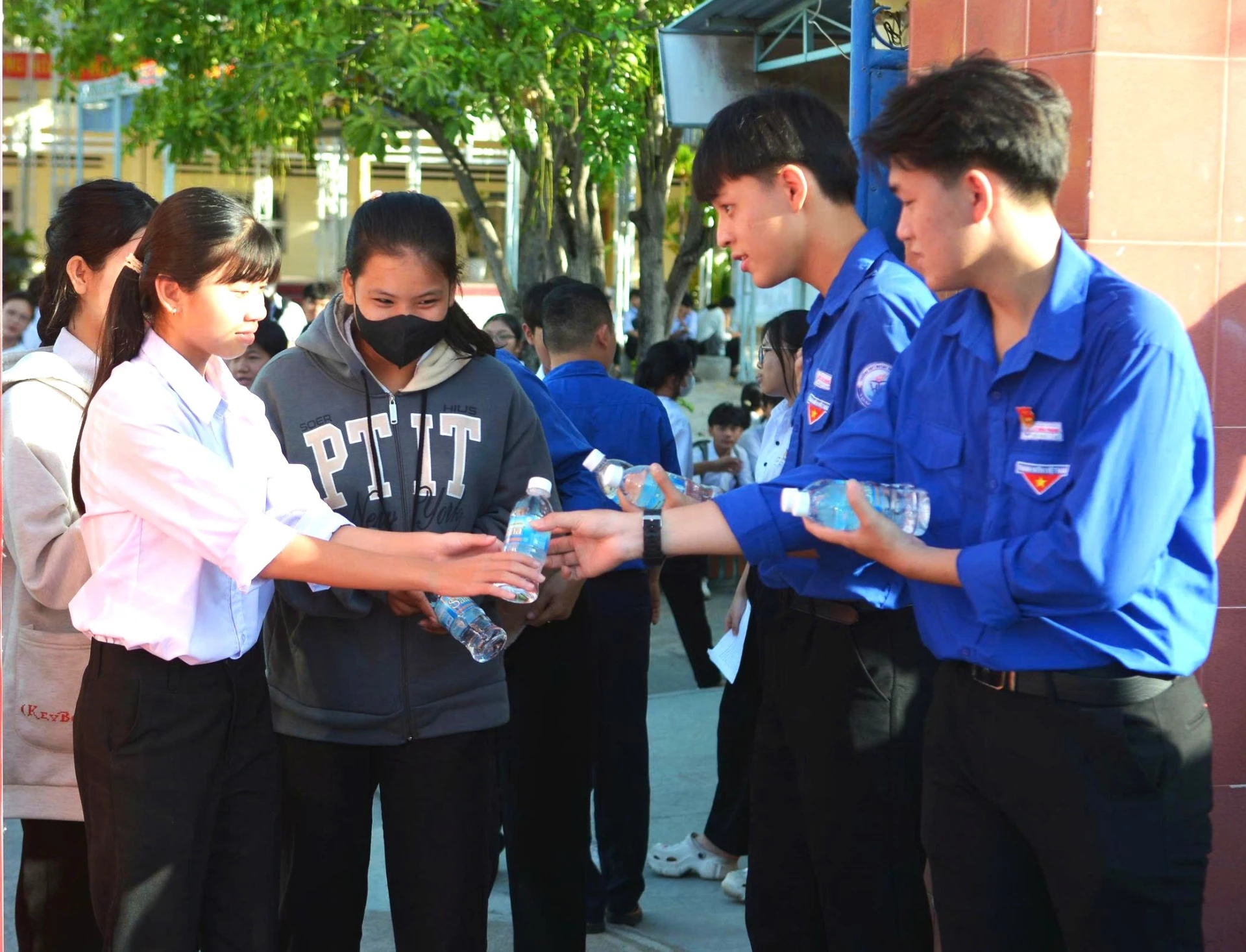 Vạn Ninh tổ chức 4 đội thanh niên tình nguyện “Tiếp sức mùa thi”