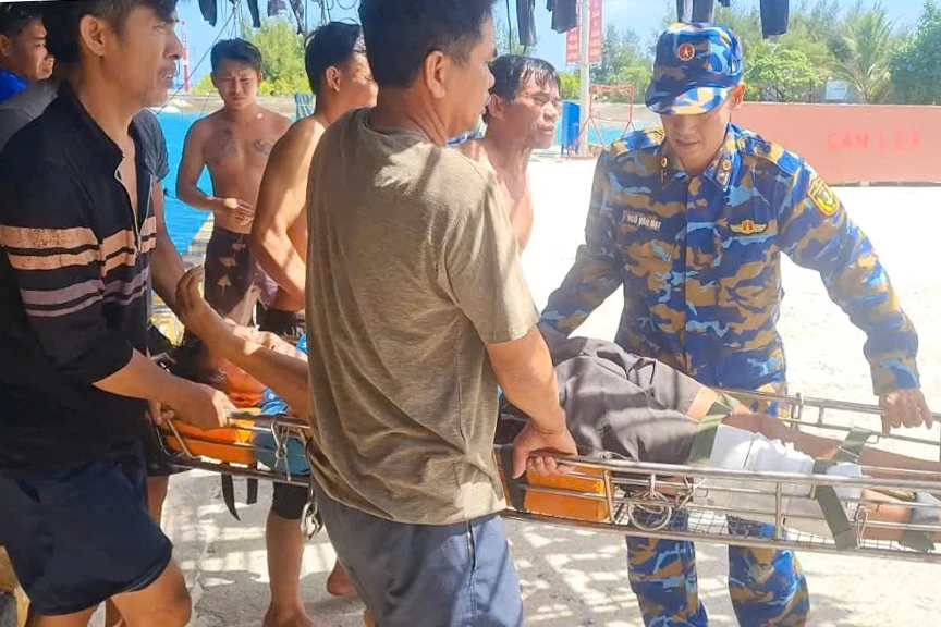 Quân y đảo Sinh Tồn cấp cứu kịp thời cho ngư dân bị vỡ xương bánh chè