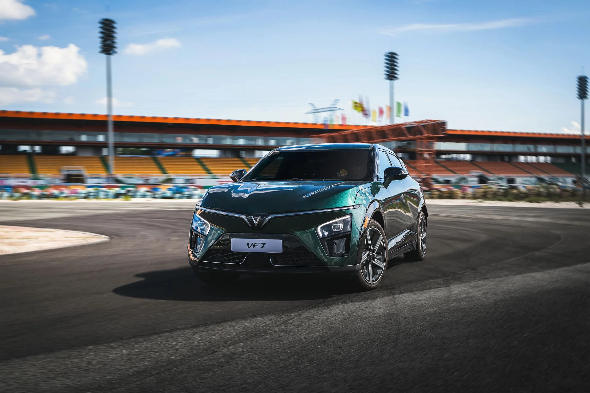 Trạm sạc quá “dư dả”, chủ xe VinFast VF 7 rủ nhau du lịch 0 đồng