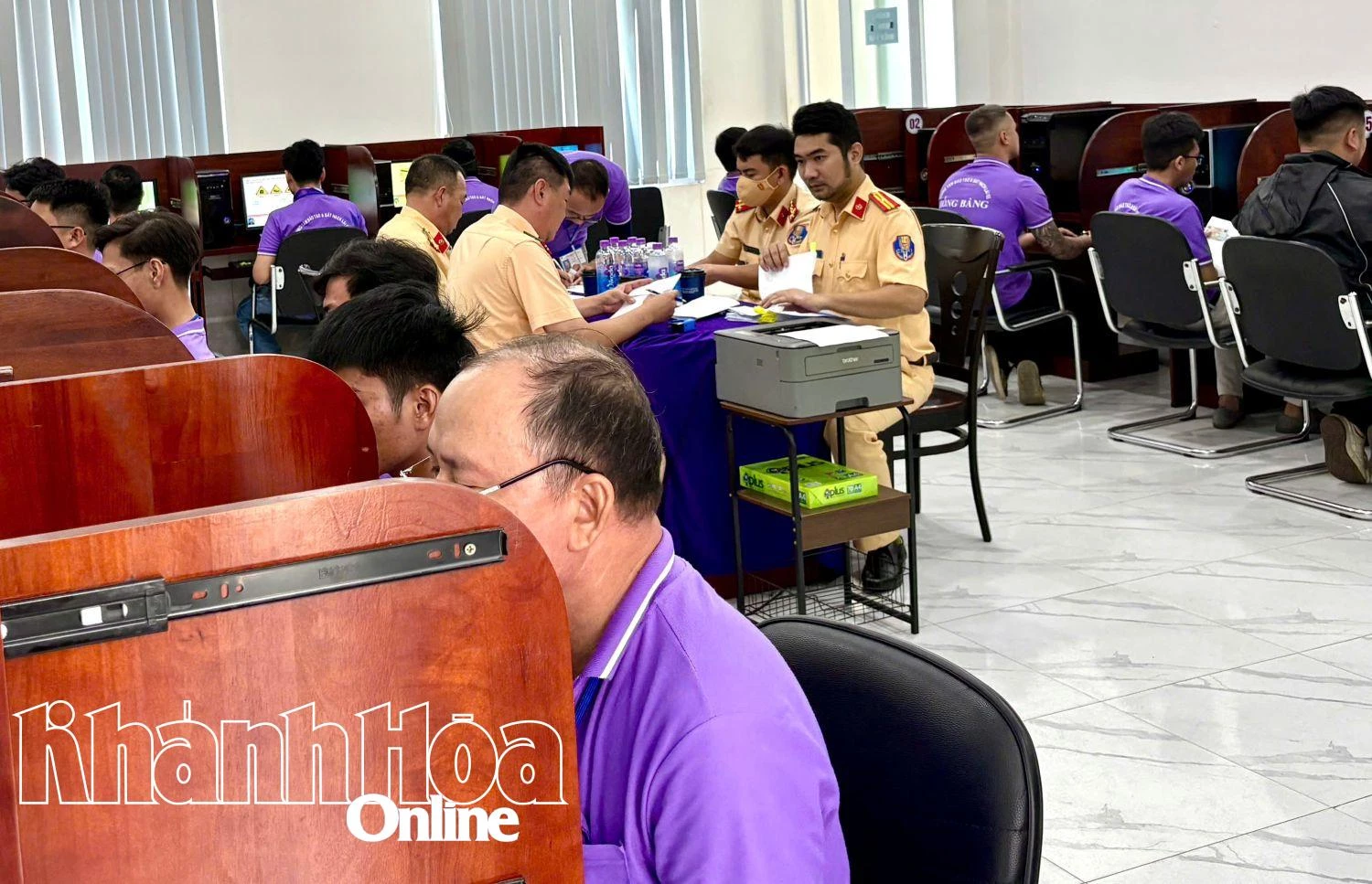 Công an tỉnh Khánh Hòa tổ chức kỳ sát hạch, cấp giấy phép lái xe ô tô đợt đầu tiên cho 204 học viên