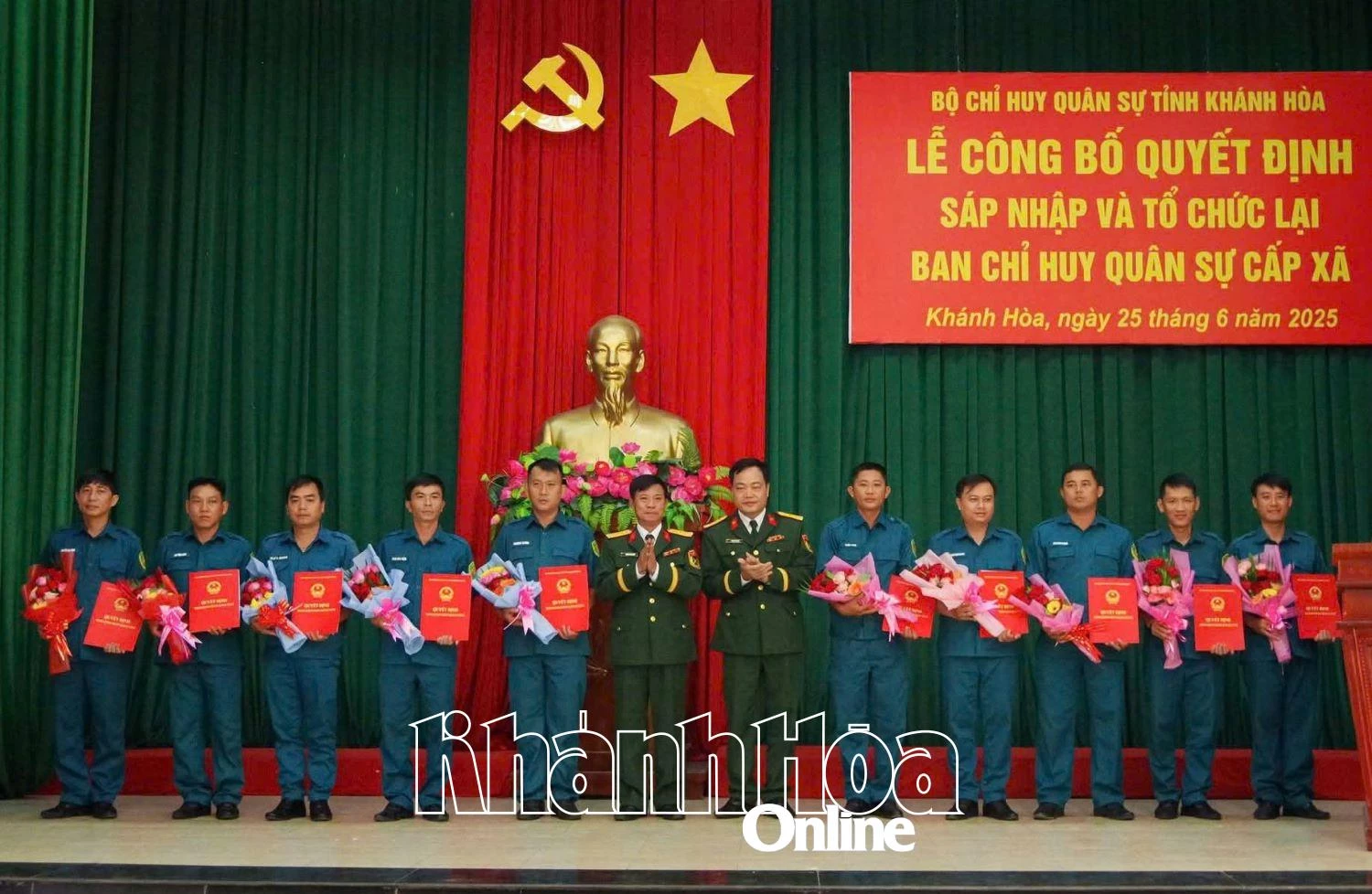 Bộ Chỉ huy Quân sự tỉnh Khánh Hòa công bố quyết định sáp nhập và tổ chức lại Ban Chỉ huy Quân sự cấp xã