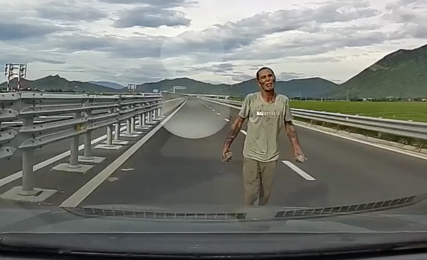 Người đàn ông cầm đá chặn ô tô trên đường bộ cao tốc đoạn Vân Phong - Nha Trang