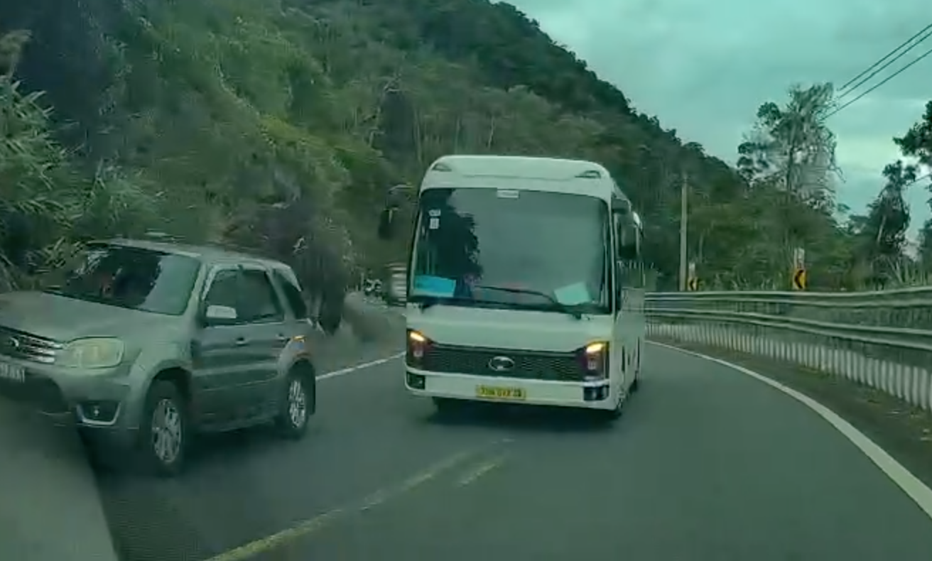 Xử lý tài xế vượt ẩu trên đèo Khánh Lê