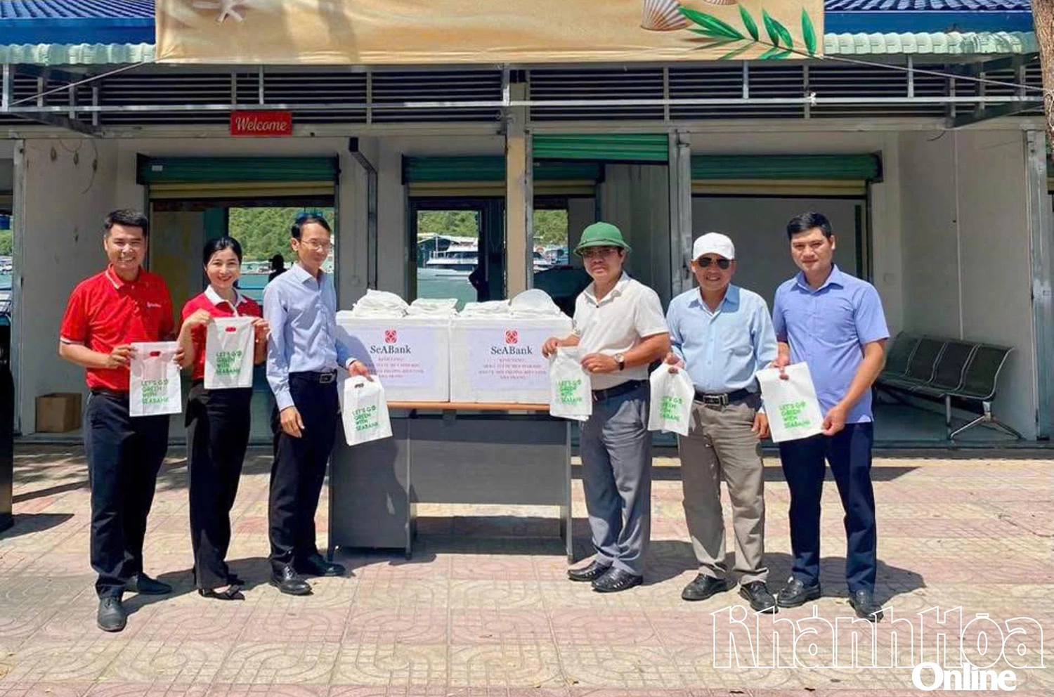 Ngân hàng TMCP Đông Nam Á - Cụm chi nhánh Nha Trang: Tặng 100kg túi tự hủy sinh học cho người dân và du khách tham quan vịnh Nha Trang