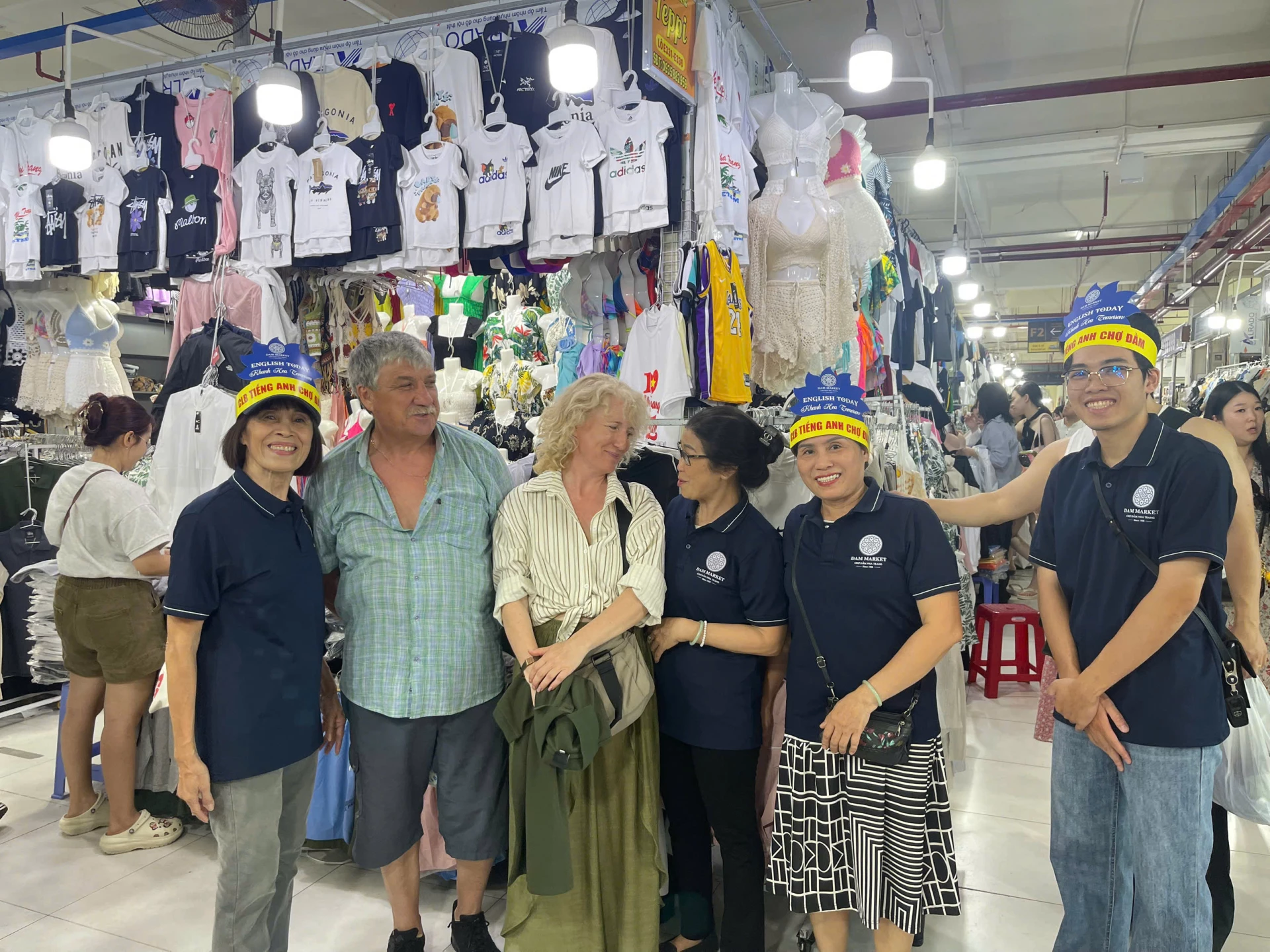 Câu lạc bộ tiếng Anh chợ Đầm - Cầu nối giúp tiểu thương hội nhập